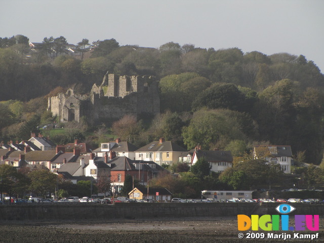 SX09952 Oystermouth Castle from Verdi's on Knab Rock